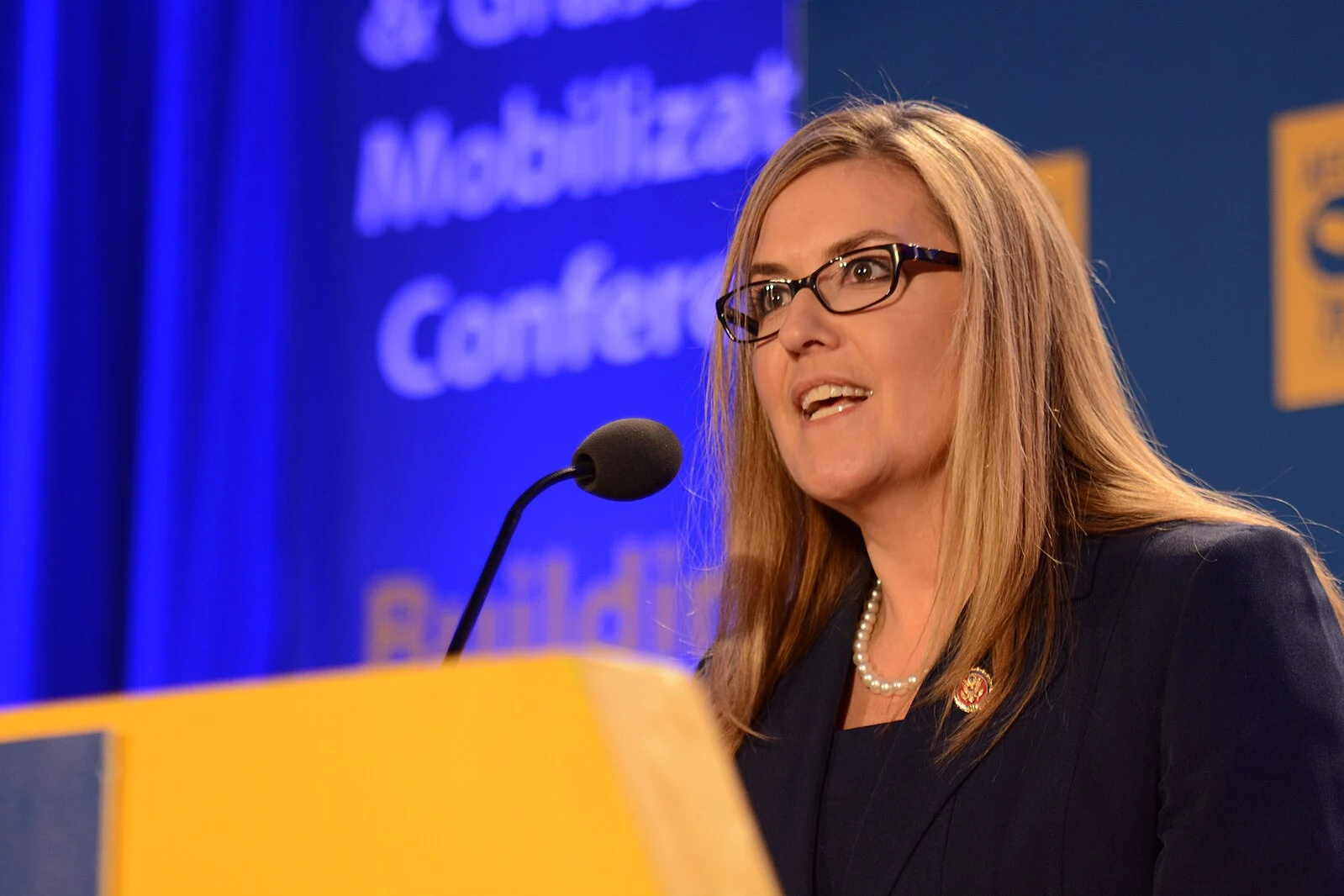 La Deputata Jennifer Wexton Pronuncia un Storico Discorso Generato da Intelligenza Artificiale