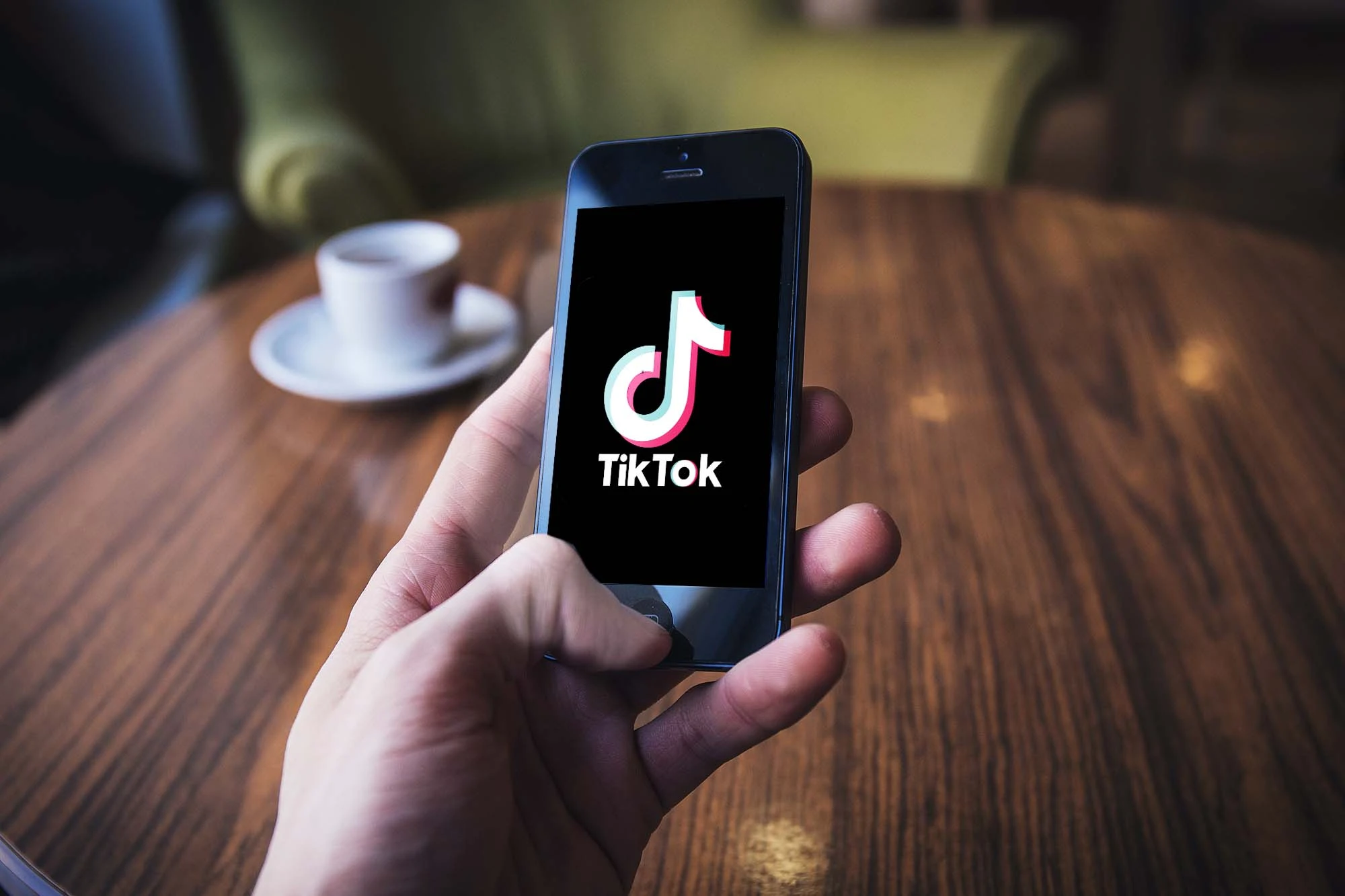 TikTok Amplia le Funzionalità Sociali con Nuove Chat di Gruppo e Adesivi