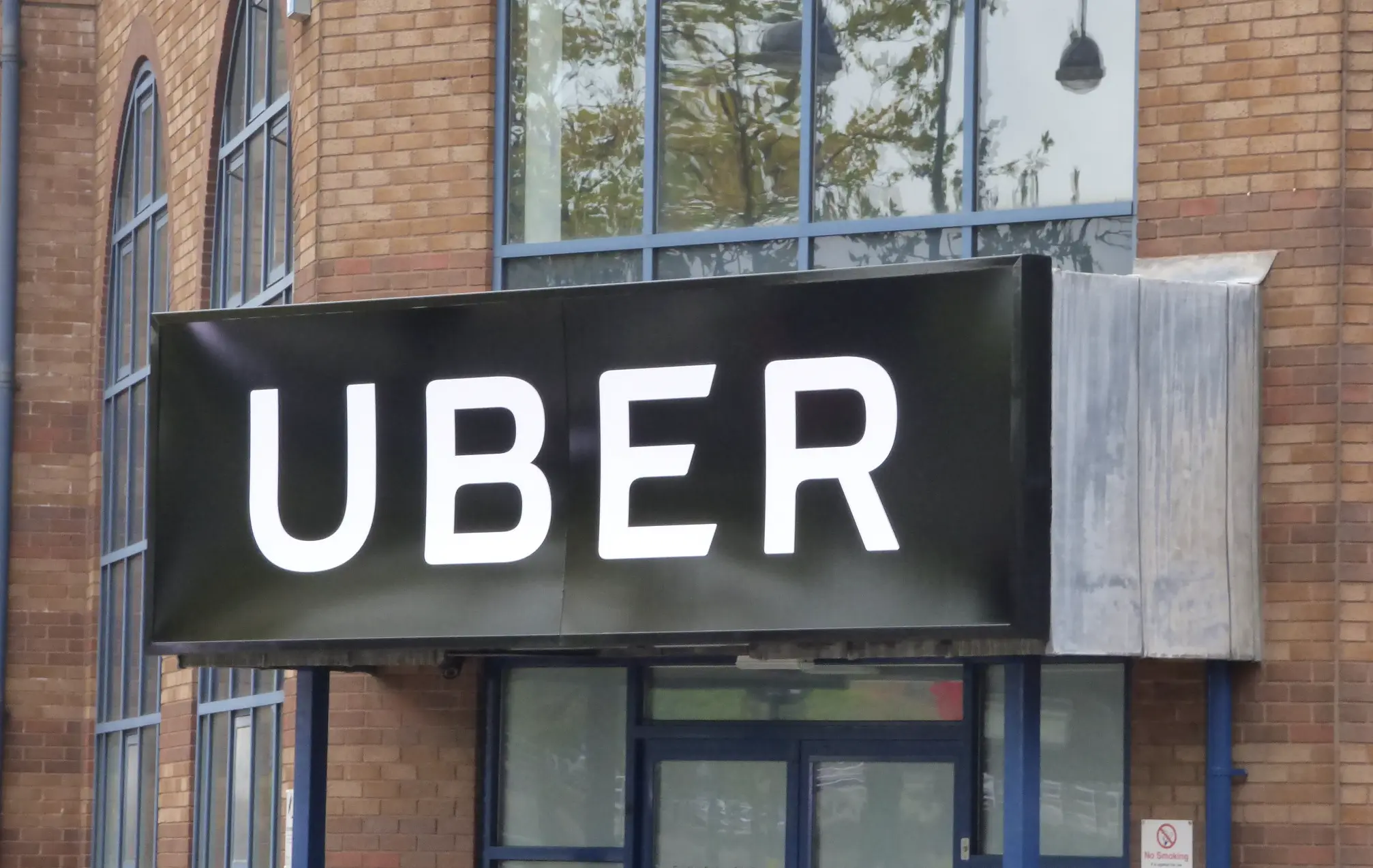 Uber e Wayve collaborano per accelerare lo sviluppo dei taxi a guida autonoma