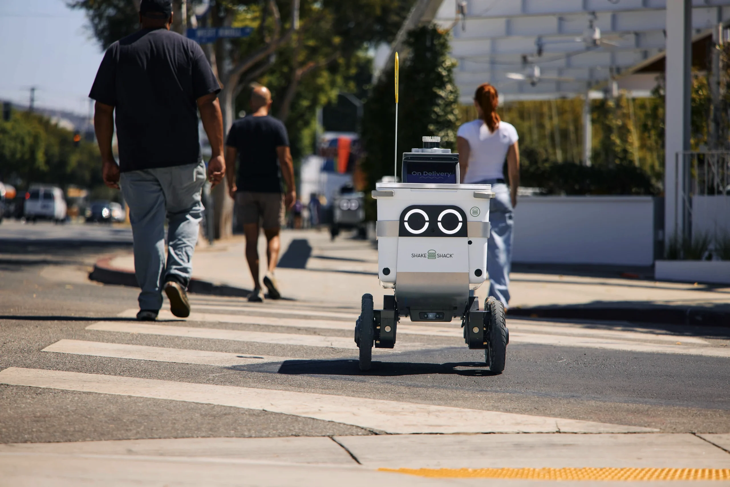 Shake Shack e Serve Robotics si alleano per consegnare cibo con robot a Los Angeles