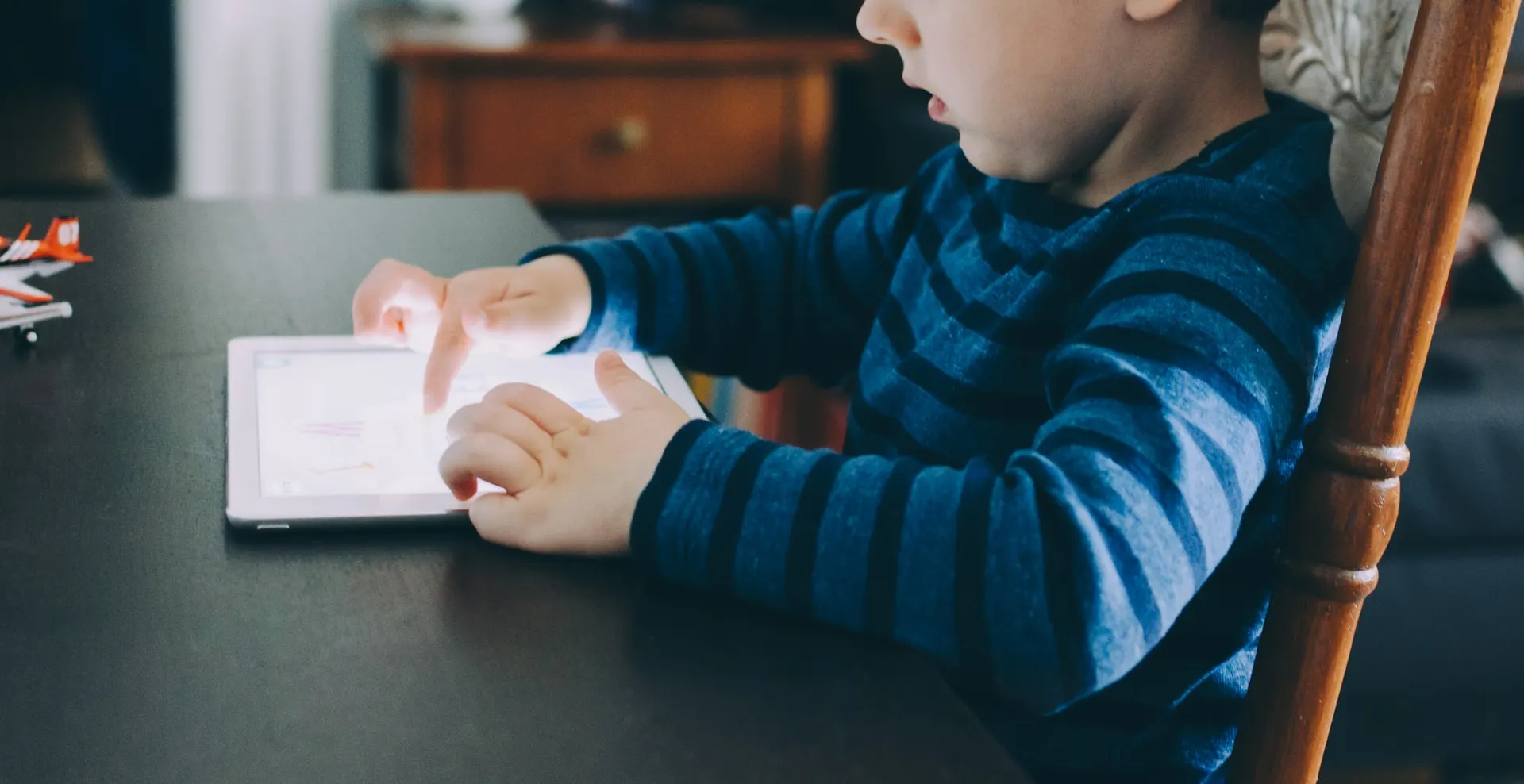 Nuove Ricerche Collegano l’Uso dei Tablet alle Esplosioni di Rabbia nei Bambini