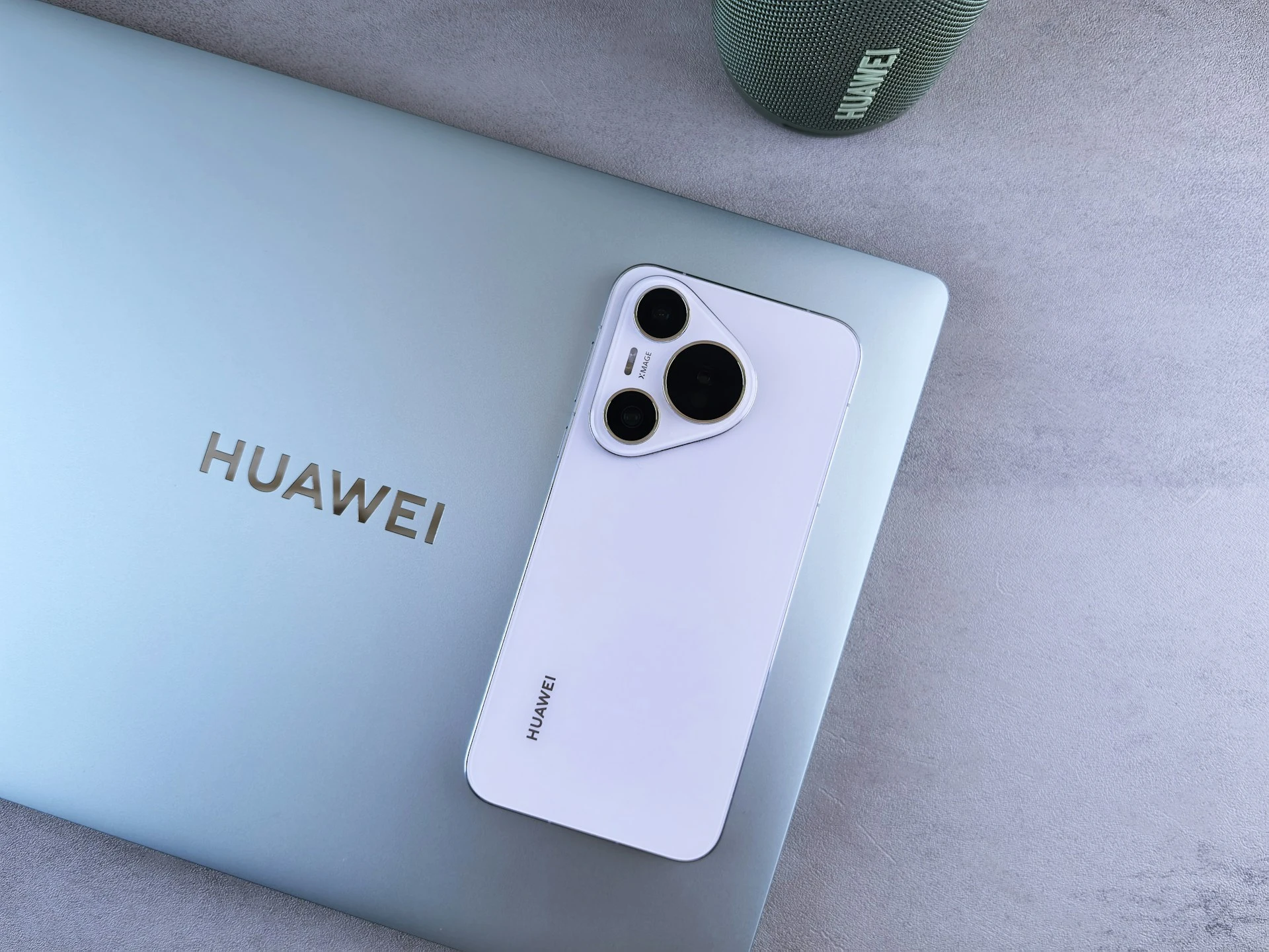 Huawei lancia il telefono a tre ante dopo l’evento Apple, al prezzo di $2,800