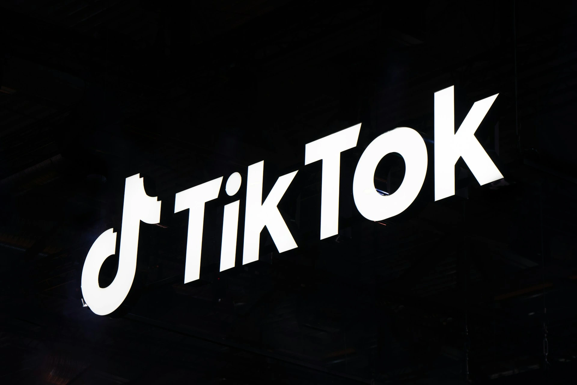 TikTok Licenzia Centinaia di Dipendenti nel Cambiamento della Moderazione dei Contenuti IA