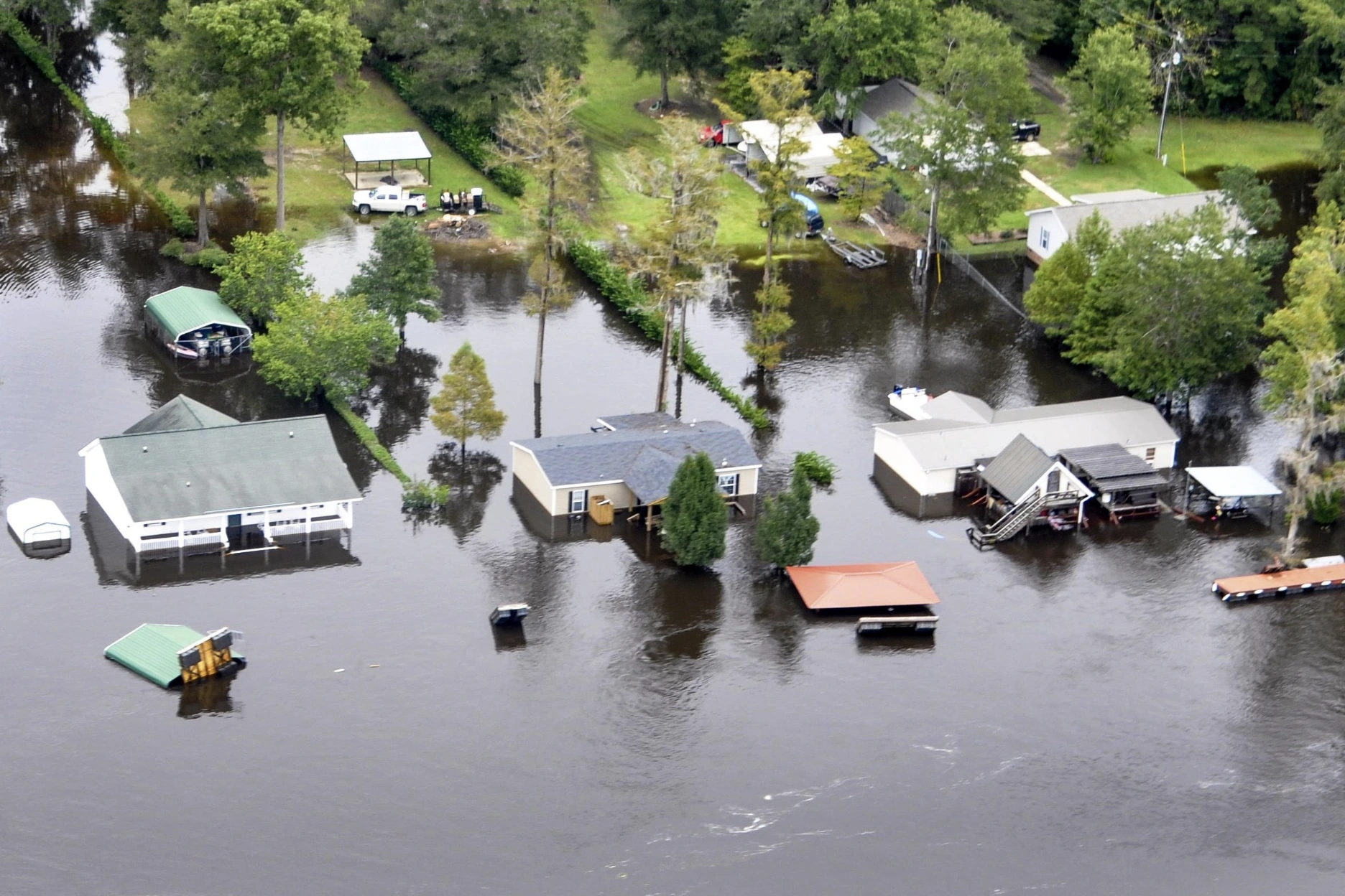 Lo Strumento di Intelligenza Artificiale Simula Scenari di Alluvione con Immagini Satellitari Realistiche