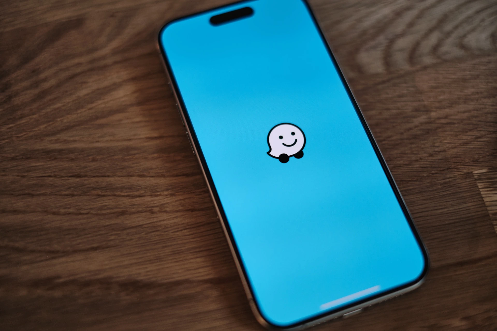 Waze lancia una nuova funzionalità IA alimentata da Gemini per segnalare incidenti stradali