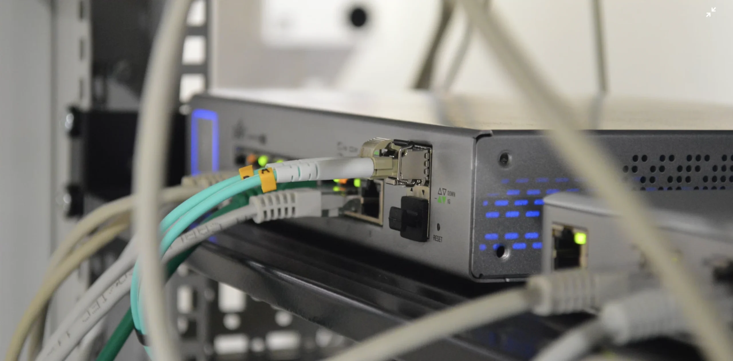 Hacker Sfruttano la Vulnerabilità in 15,000 Router Industriali in Tutto il Mondo