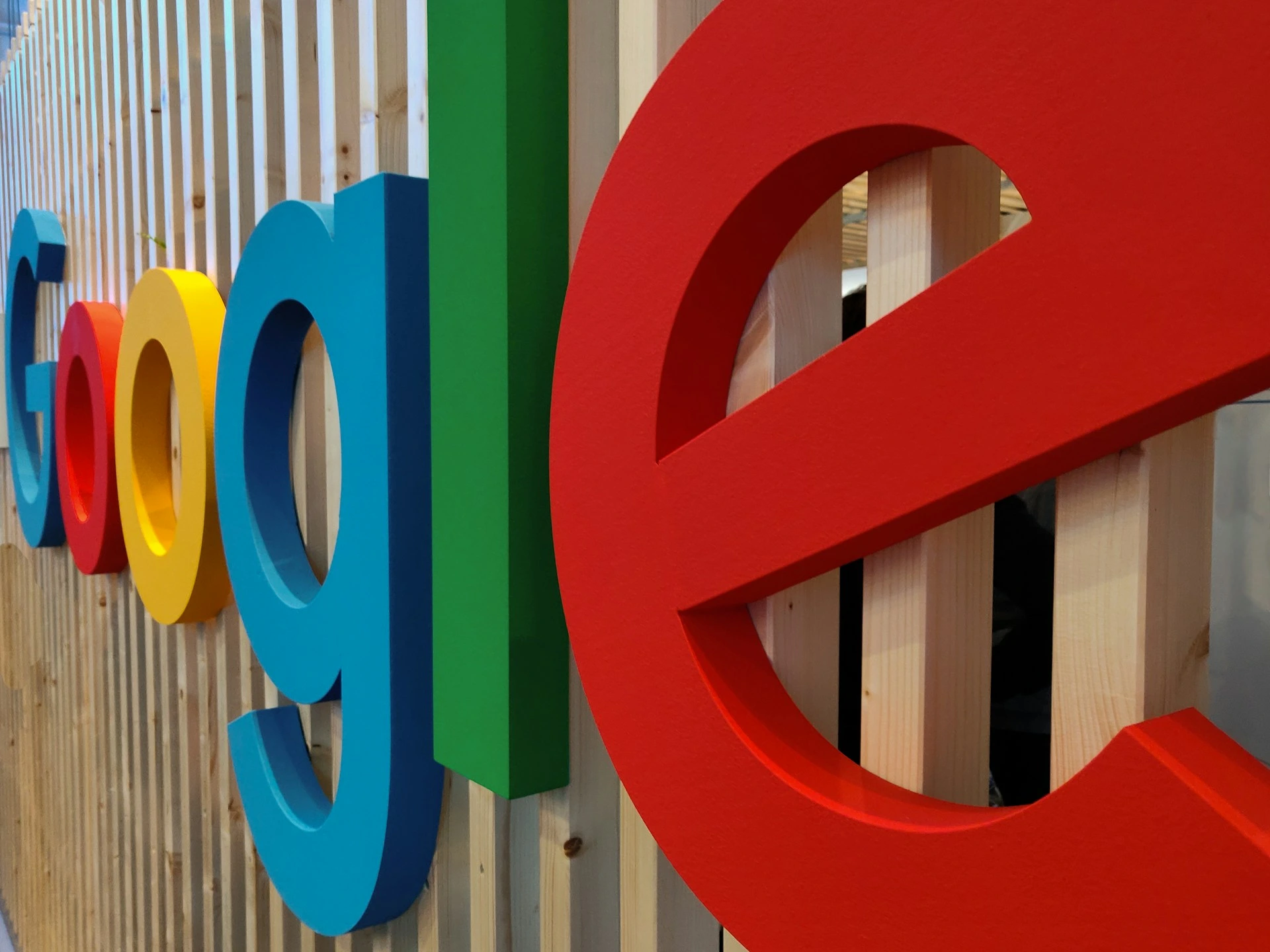 Google lancia un’iniziativa globale per educare lavoratori e legislatori sui rischi dell’IA