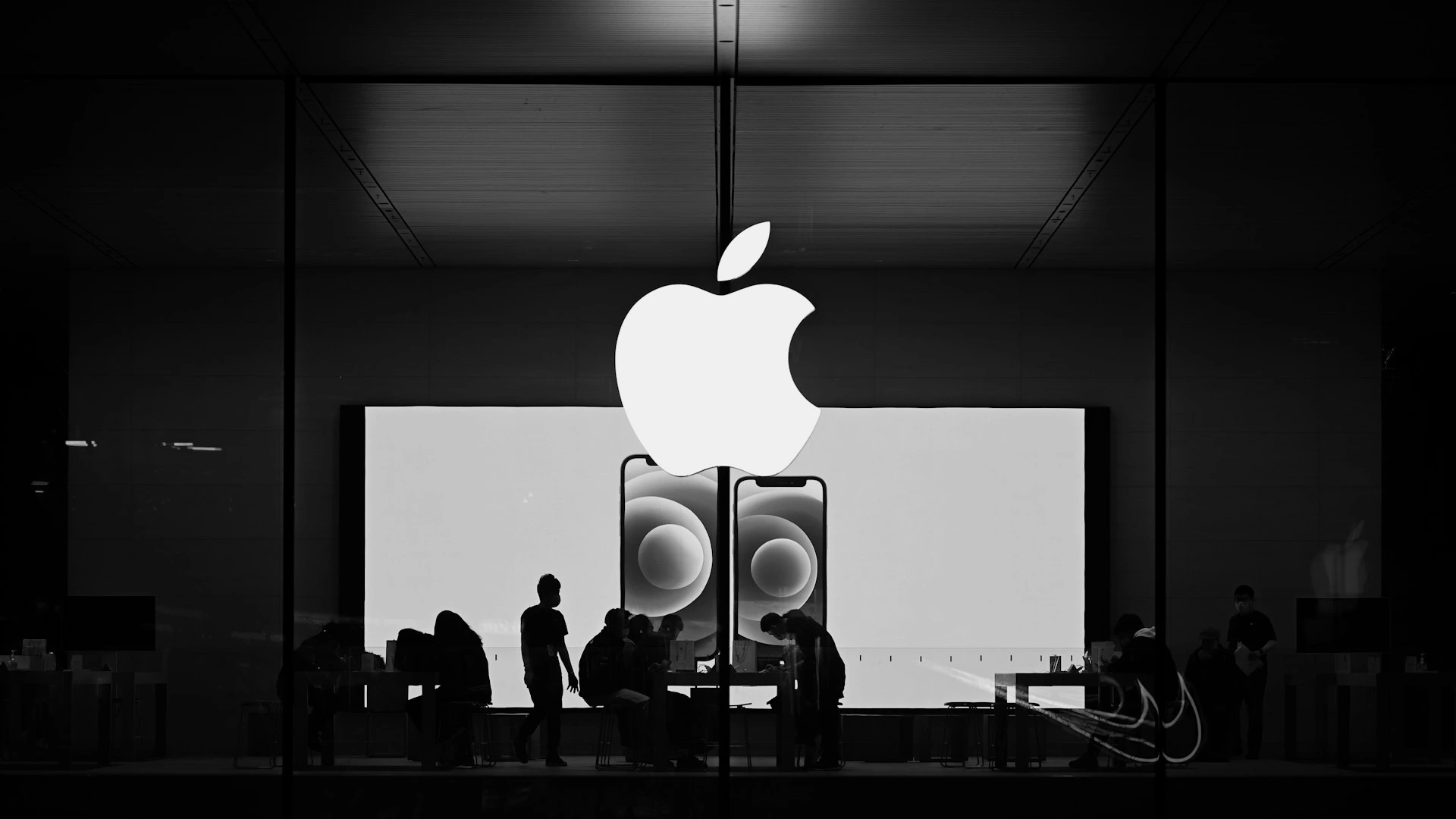 Apple Annuncia un Piano di Investimento da 500 Miliardi di Dollari per Potenziare le Operazioni negli Stati Uniti