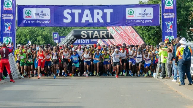 I Robot Umanoidi Corrono la Prima Mezza Maratona Accanto agli Umani a Pechino