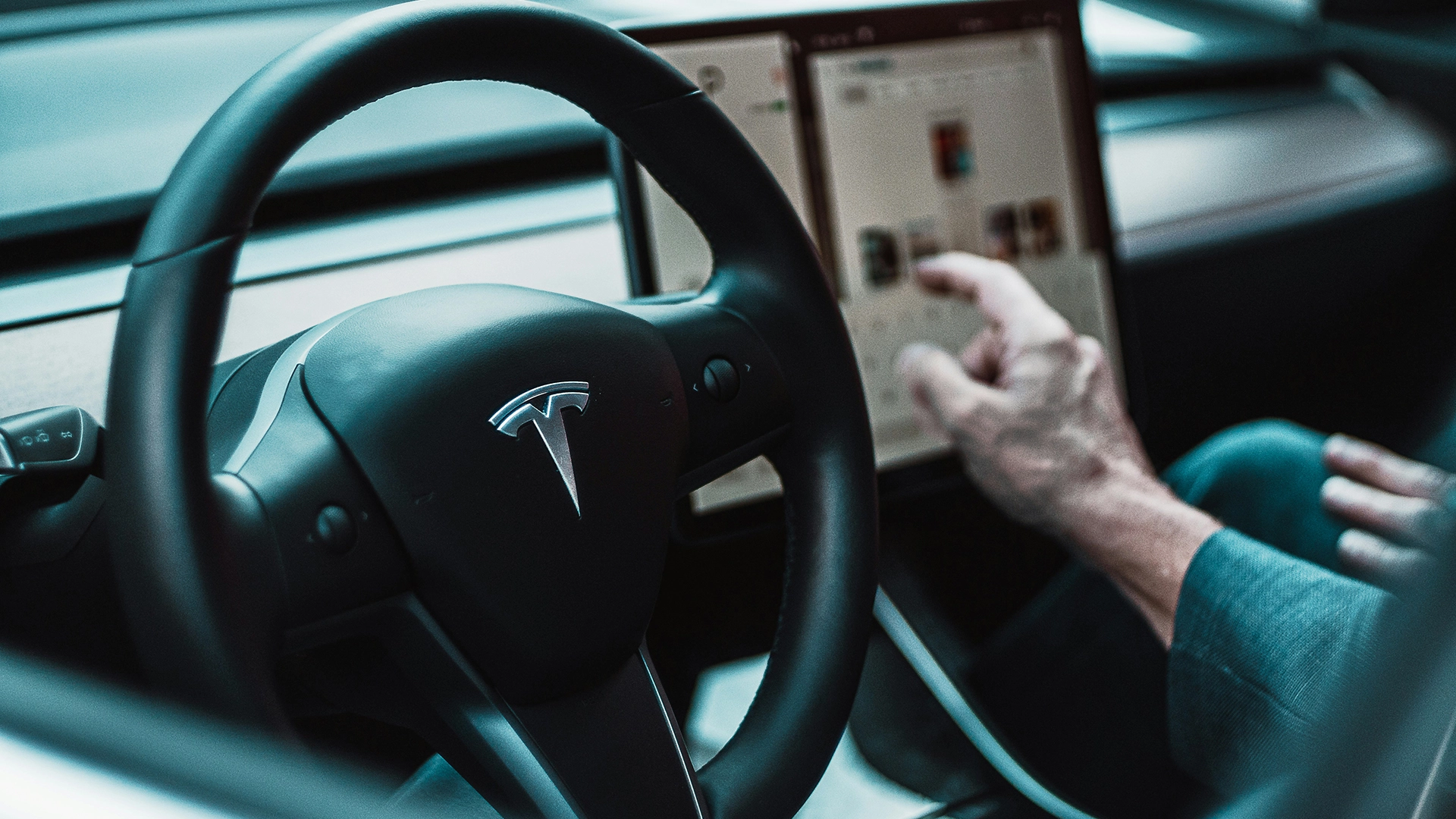 Tesla Colpita da un Verdetto di $243M Dopo che un Hacker Recupera i Dati dell’Incidente