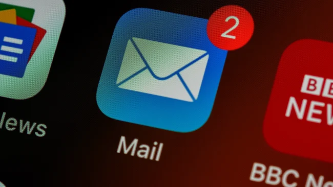 Eliminate le Vecchie Email per Risparmiare Acqua, l’Agenzia Ambientale dice ai Britannici